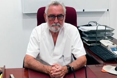 Traumatólogo José Luis Salvador Luna doctor en despacho